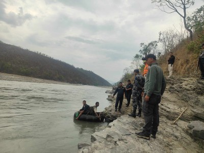  बोलेरो जिप अरुण नदीमा खस्दा ३ जना घाइते 